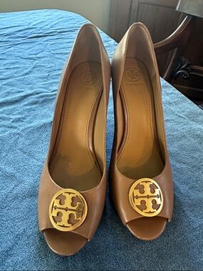 Tory Burch Tan Brown Leather Peep-Toe Pumps with Gold Logo Medallion size 10